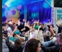 Feiernde Menge bei einem Festival, blaues Bühnenlicht