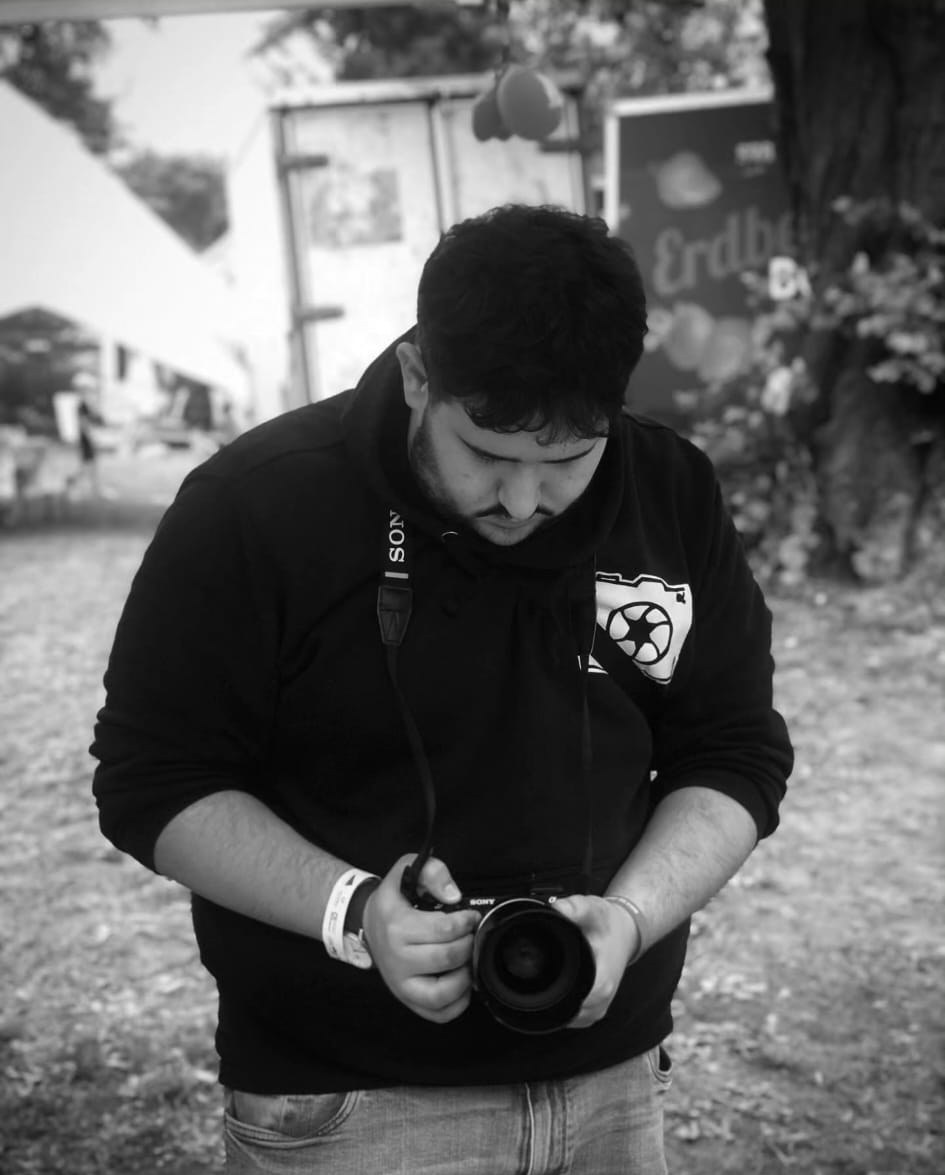 Leo Paliy mit Kamera auf einem Festival, Schwarzweiß