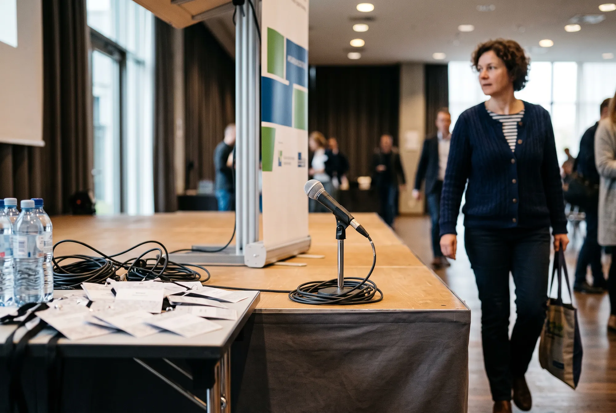 Regie-Tisch mit Technik im Hintergrund einer Tagungshalle
