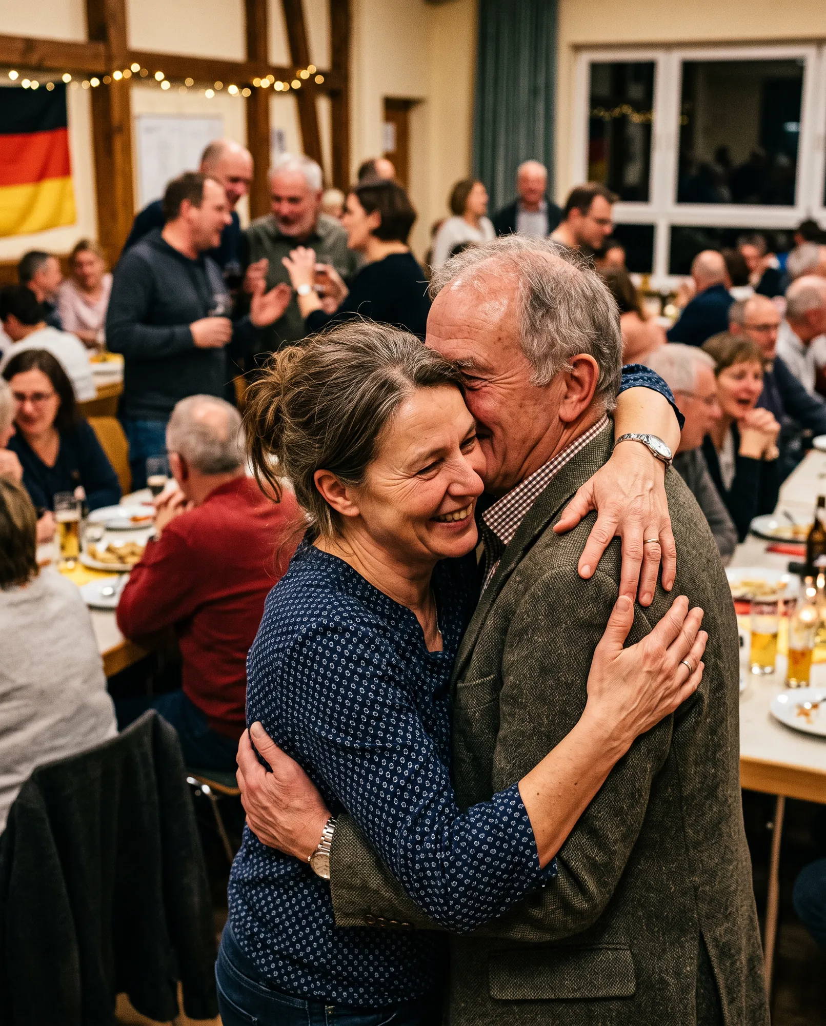 Zwei Gäste umarmen sich spontan bei einer privaten Feier